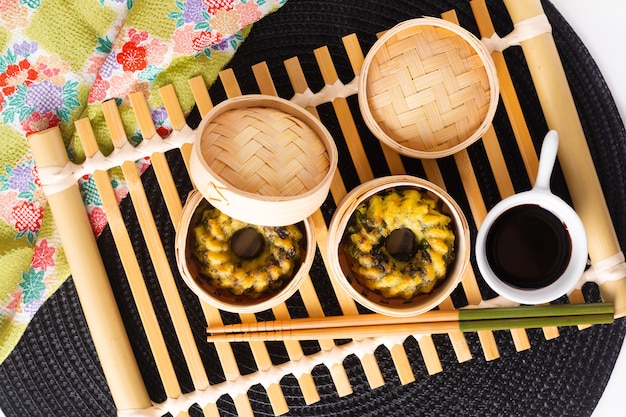 Concepto de comida asiática Hecho en casa Dim Sum frito al vapor cebolletas de cebolletas de bambú Cesta de bambú
