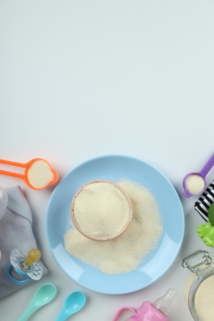 Concepto de comida para bebés con ÃƒÂ'Ã'Â € owdered milk sobre fondo blanco.