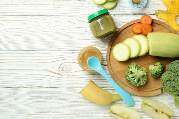 Concepto de comida para bebés en mesa de madera