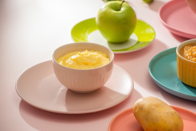 Foto concepto de comida para bebés natural. diferentes tipos de puré de verduras en el fondo claro.