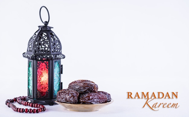 Foto concepto de comida y bebida de ramadán ramadán lámpara árabe rosario de madera y dátiles fruta