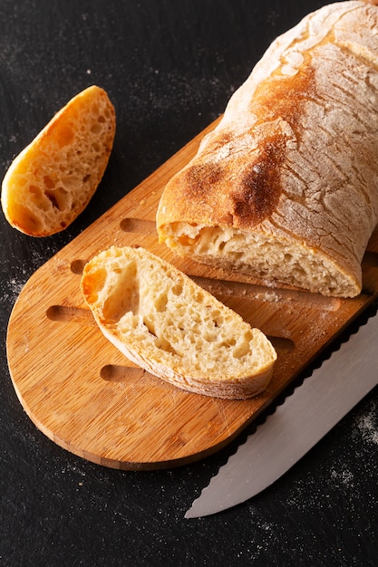 Concepto de comida casera artesanal clásica masa de levadura de estilo italiano Pan de chapata en pizarra negra con espacio de copia