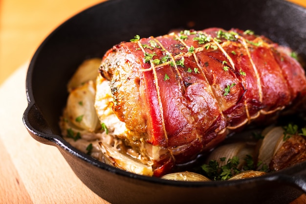 Concepto de comida casera Bacon Relleno Lomo De Cerdo Al Horno