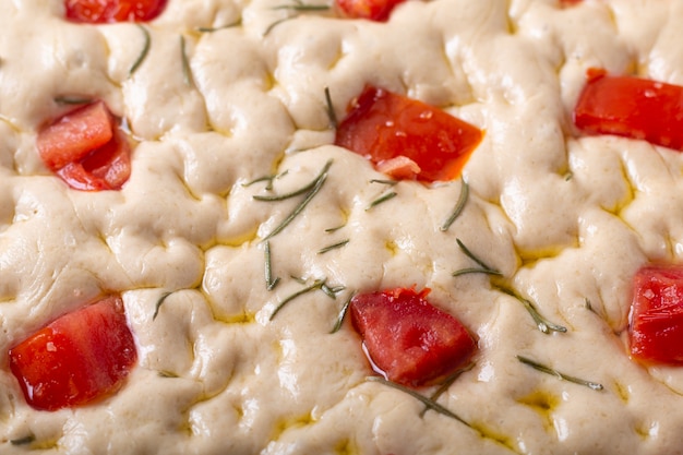 Concepto de comida casera pasta de focaccia orgánica en sartén de hierro con espacio de copia