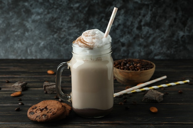 Concepto de comida deliciosa con batido de chocolate en la mesa de madera