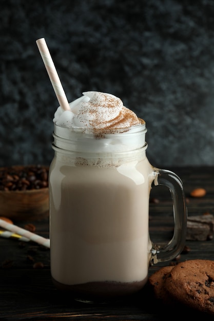 Concepto de comida deliciosa con batido de chocolate en la mesa de madera