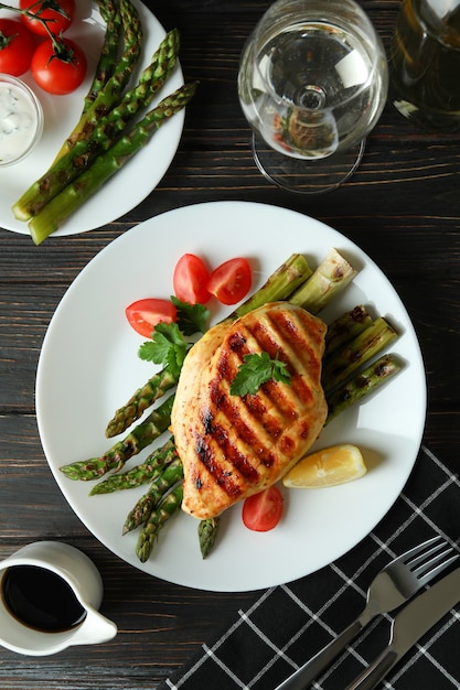 Concepto de comida deliciosa con carne de pollo a la parrilla en mesa de madera