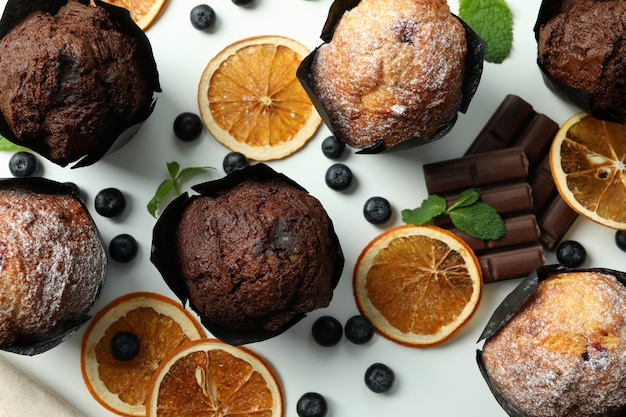 Concepto de comida deliciosa con muffins de chocolate sobre fondo blanco.