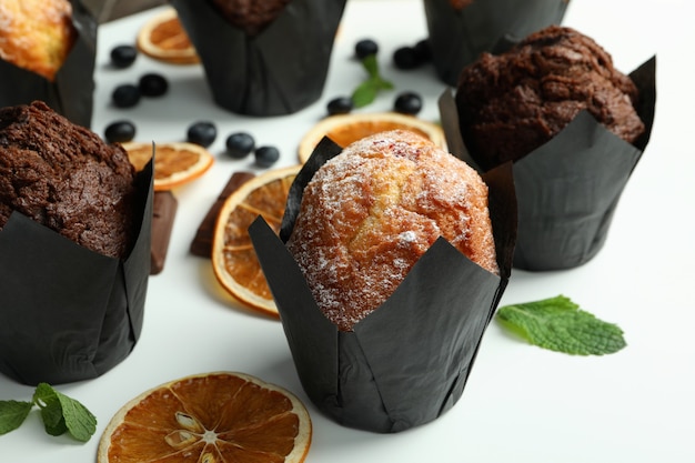 Concepto de comida deliciosa con muffins de chocolate sobre fondo blanco.