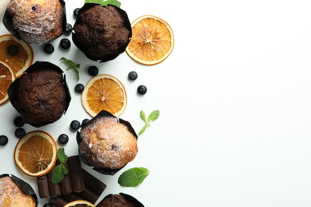 Concepto de comida deliciosa con muffins de chocolate sobre fondo blanco.