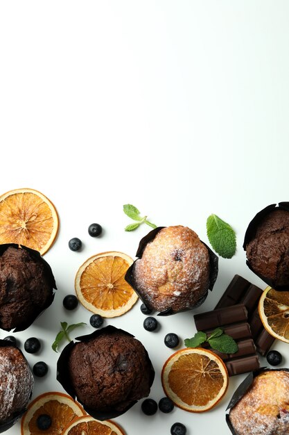 Concepto de comida deliciosa con muffins de chocolate sobre fondo blanco.