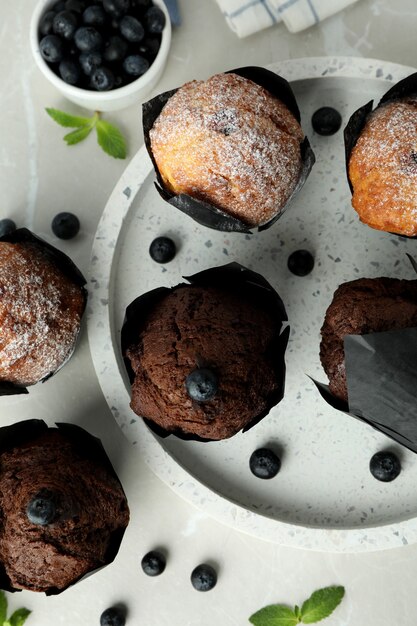 Foto concepto de comida deliciosa con muffins de chocolate sobre fondo claro.