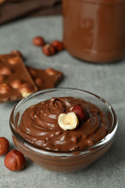 Concepto de comida deliciosa con pasta de chocolate en mesa con textura gris