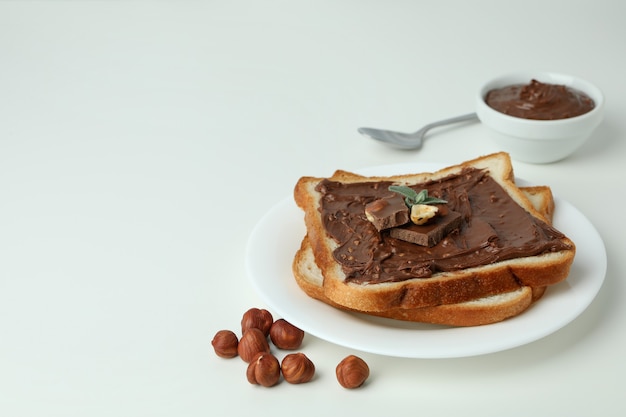 Concepto de comida deliciosa con pasta de chocolate sobre fondo blanco.