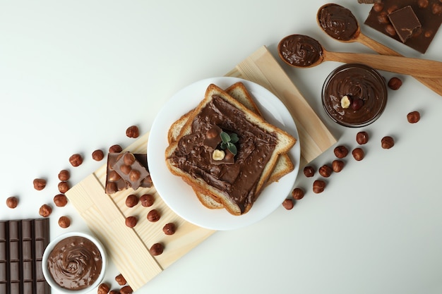 Concepto de comida deliciosa con pasta de chocolate sobre fondo blanco.