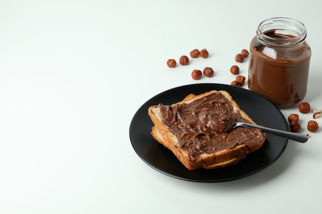 Concepto de comida deliciosa con pasta de chocolate sobre fondo blanco.