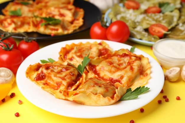 Concepto de comida deliciosa con ravioles sobre fondo amarillo