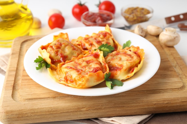 Concepto de comida deliciosa con ravioles sobre fondo blanco.