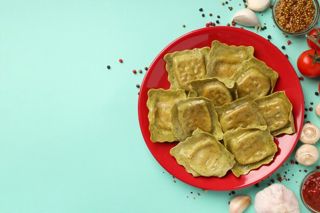 Concepto de comida deliciosa con ravioles sobre fondo blanco.