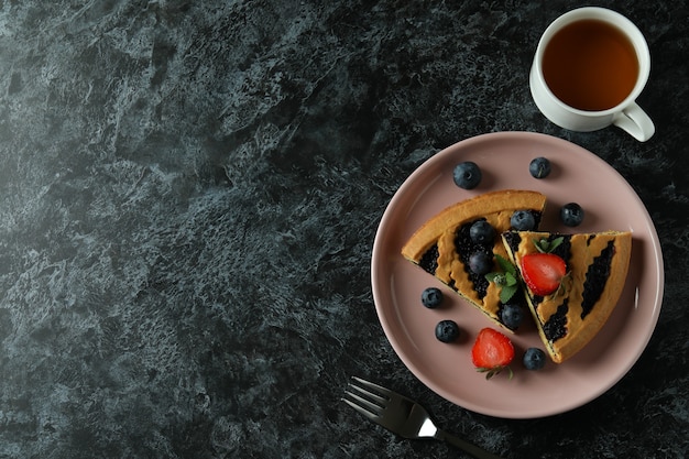 Concepto de comida deliciosa con tarta de arándanos en ahumado negro