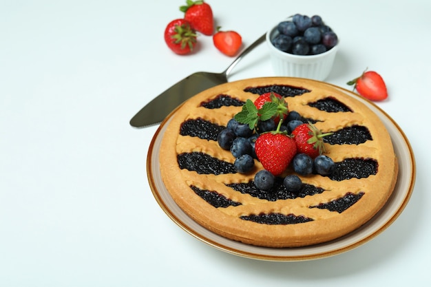 Concepto de comida deliciosa con tarta de arándanos en blanco