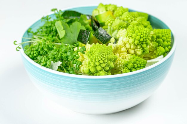 Foto el concepto de comida de dieta saludable ensalada con aguacate romanesco repollo y berro