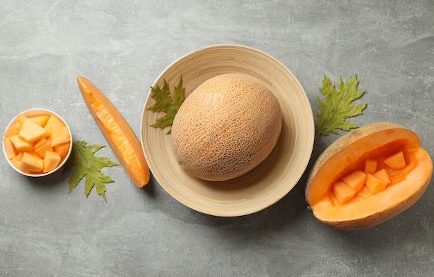 Concepto de comida fresca con melón en mesa con textura gris