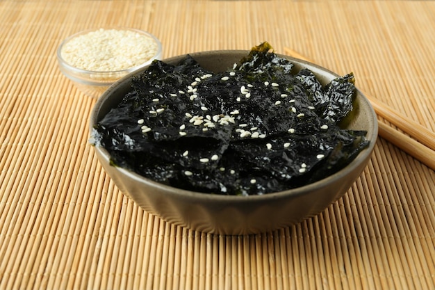 Concepto de comida japonesa algas nori de cerca