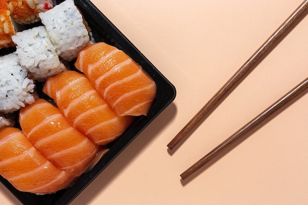 Concepto de comida japonesa Sushi surtido para llevar en caja Para llevar Entrega Comida de mar