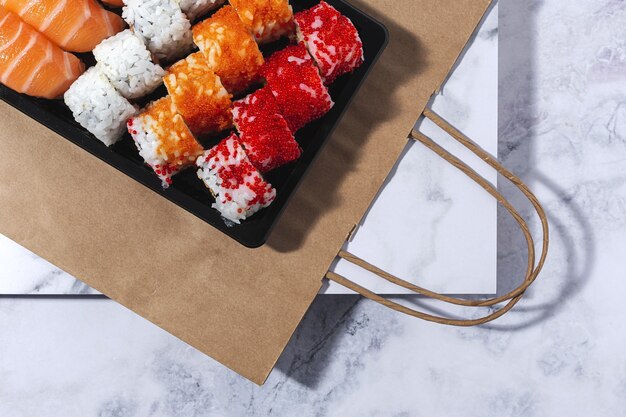 Foto concepto de comida japonesa sushi surtido para llevar en caja para llevar entrega comida de mar