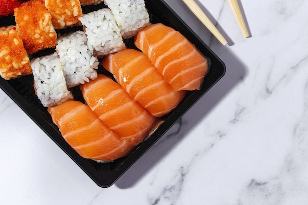 Foto concepto de comida japonesa sushi surtido para llevar en caja para llevar entrega comida de mar
