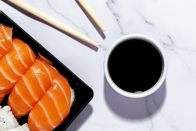 Foto concepto de comida japonesa sushi surtido para llevar en caja para llevar entrega comida de mar