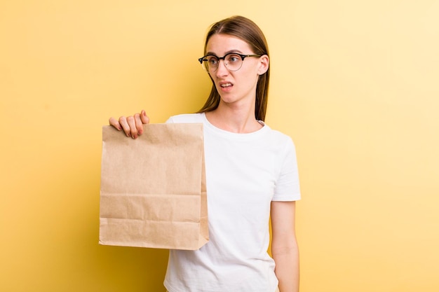 Concepto de comida para llevar de entrega de mujer bonita para adultos jóvenes