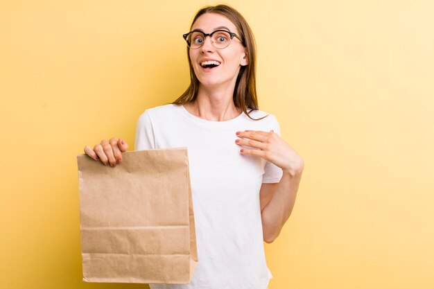 Concepto de comida para llevar de entrega de mujer bonita para adultos jóvenes