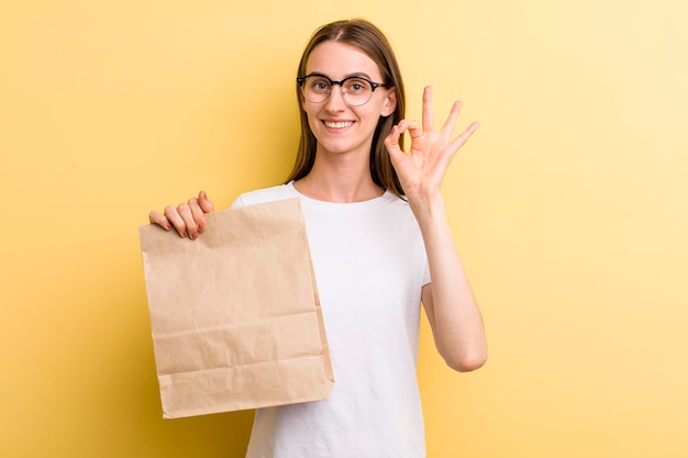 Concepto de comida para llevar de entrega de mujer bonita para adultos jóvenes