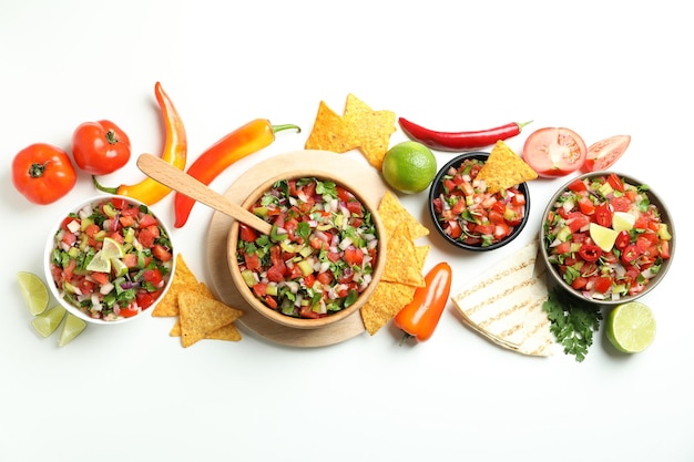 Concepto de comida mexicana con Pico de Gallo sobre fondo blanco.