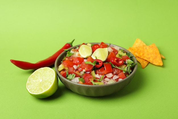 Concepto de comida mexicana con Pico de Gallo sobre fondo verde