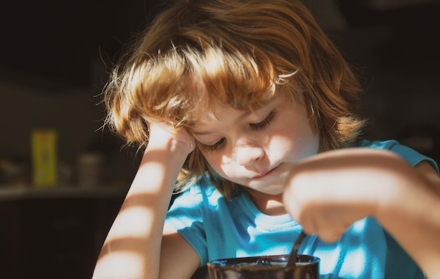 Concepto de comida para niños Niño desayunando en casa Comida casera saludable Niño come en la cocina