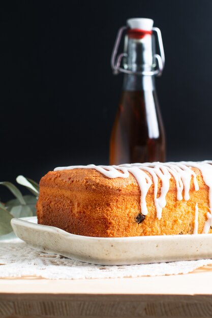 Concepto de comida Pan hecho en casa de ron de vainilla, pasas de mantequilla, cobertura de pasteles por glaseado real