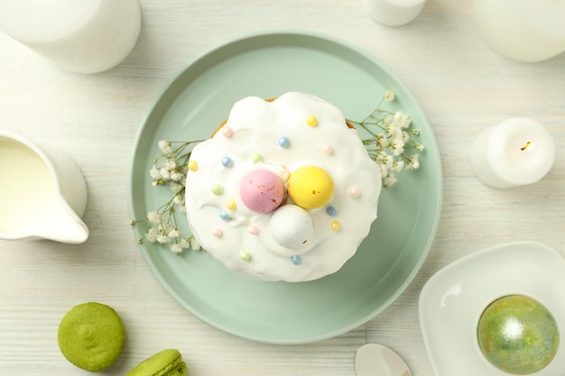 Concepto de comida de Pascua en mesa de madera blanca