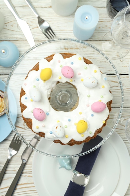 Concepto de comida de Pascua en mesa de madera blanca