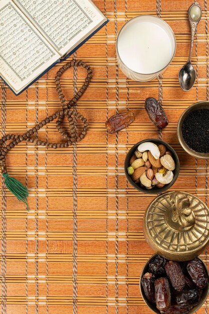 Concepto de comida ramadan kareem en diferentes texturas con espacio de texto