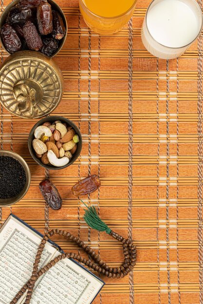 Concepto de comida ramadan kareem en diferentes texturas con espacio de texto