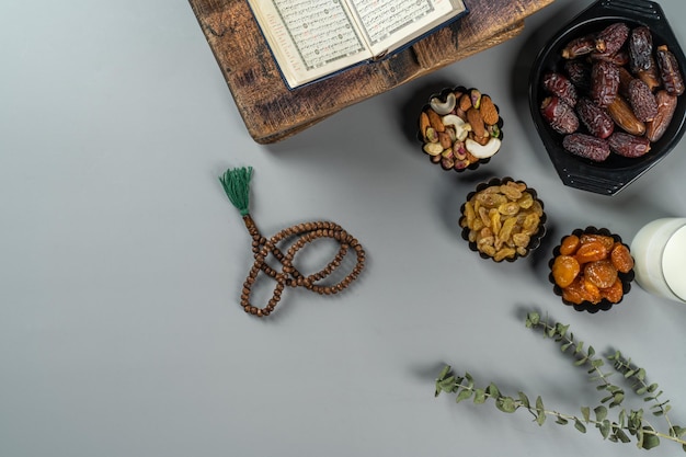 Concepto de comida ramadan kareem sobre fondo claro sólido con espacio de texto