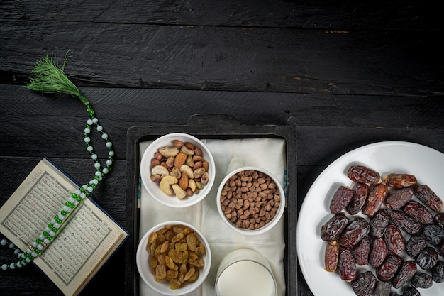 Concepto de comida ramadan kareem sobre fondo oscuro con espacio de texto