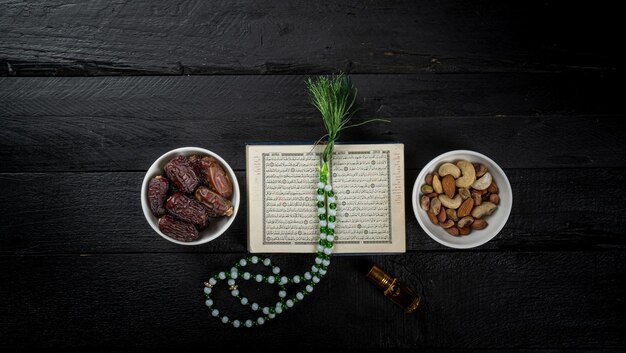 Concepto de comida ramadan kareem sobre fondo oscuro con espacio de texto