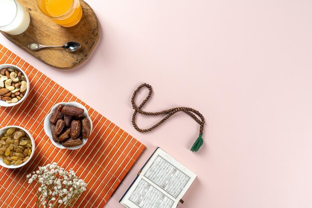 Concepto de comida ramadan kareem sobre fondo rosa claro sólido con espacio de texto