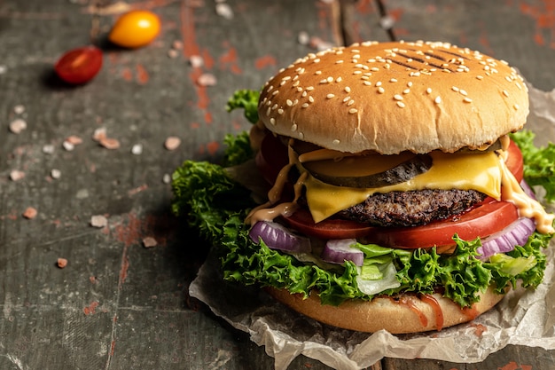 Concepto de comida rápida y comida chatarra de hamburguesas sabrosas frescas, banner, menú, lugar de recetas para el texto.