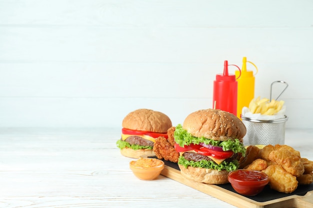 Concepto de comida rápida en la mesa de madera blanca