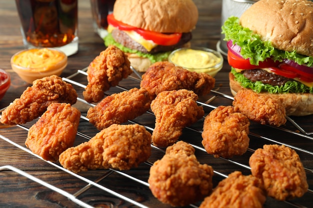 Concepto de comida rápida en mesa de madera